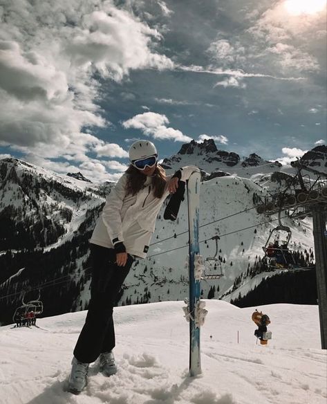 Cool Ski Pictures, Ski Photoshoot Ideas, Skiing Poses Pictures, Ski Photo Ideas Instagram, Ski Pics Instagram, Ski Poses Photo Ideas, Skiing Poses, Ski Pictures Instagram, Ski Trip Pictures