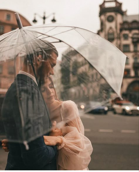 Umbrella Photoshoot, Rainy Photoshoot, Rainy Wedding Photos, R Photo, Bicycle Wedding, Rain Wedding, Outdoor Maternity Photos, City Shoot, Rain Photo