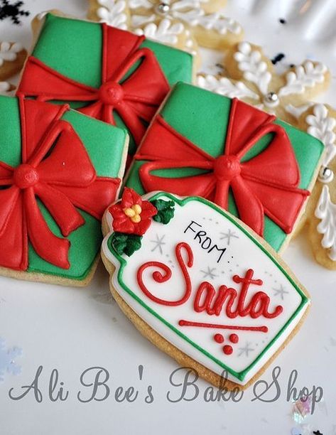 Christmas Gift Tag and Presents Cookies. [Ali Bee's Bake Shop, via Flickr]  Cookie decorating #cookiedecorating #cookies Present Cookies Decorated, Christmas Present Cookies, Present Cookies, Decorated Christmas Cookies, Winter Cookie, Cookie Tutorials, Sugar Cookie Designs, Santa Cookies, Pretty Cookies