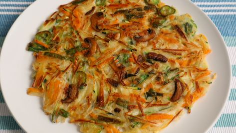 How to make Yachaejeon (or ya chae jeon), Vegetable pancake from Maangchi.com Korean Veggies, Korean Pancake Recipe, Vegetable Pancake, Maangchi Recipes, Veggie Pancakes, Korean Vegetables, Vegetable Pancakes, Chinese Vegetables, Asian Dishes