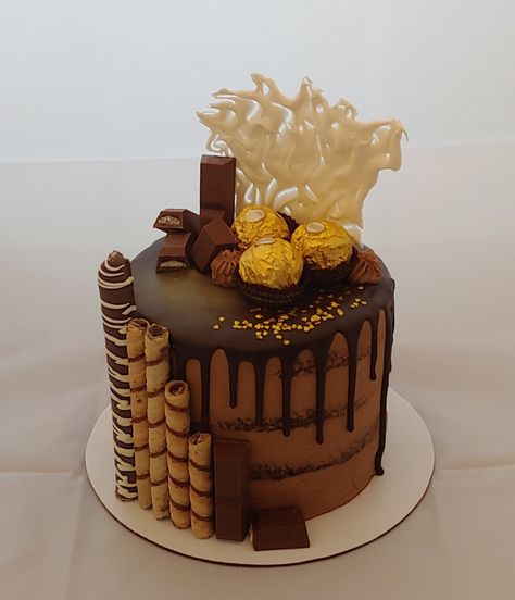 Naked Chocolate Cake Decoration, Nutella Cake Design, Dark Chocolate Cake Design, Extravagant Desserts, Choc Drip Cake, Chocolate Drip Cake Birthday, Toblerone Cake, Sprinkle Drip Cake, Rasmalai Cake