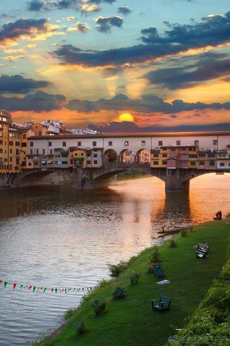 Mesmerizing shot of Ponte Vecchio! #florence #italy #vacation Ponte Vecchio Florence, Visit Florence, Florence Travel, Couple Travel, Watercolor Subjects, Italy Photography, Visit Italy, Italy Vacation, A Bridge