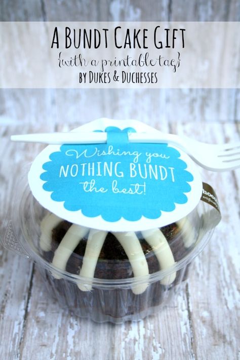 a mini bundt cake gift with a printable tag Fun Birthday Gift Ideas, Bundt Cake Gift, Birthday Gift Ideas For Friends, Teacher Appreciation Diy, Boss Birthday Gift, Easy Birthday Gifts, Mini Bundt, Gift Ideas For Friends, Cake Gift