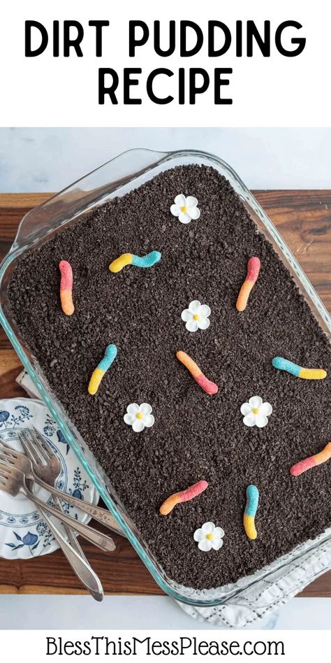 Dirt pudding is a dessert that is fun, playful and full of pudding, Oreos and whipped cream. It's a treat that both kids and adults will love. Easy Dirt Pudding, Dirt Pudding Recipes, Dirt Pudding, Oreo Pudding, Dirt Cake, Creamy Pudding, Dinner Recipes Easy, Homemade Pastries, Gummy Worms