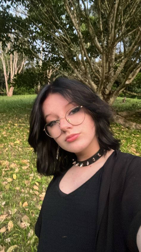 #aesthetic #grungeaesthetic Girl With Piercings, Glasses Inspo, Alt Girls, Girls With Glasses, Saitama, Grunge Aesthetic, Glow Up?, Maquillaje De Ojos, Piercings