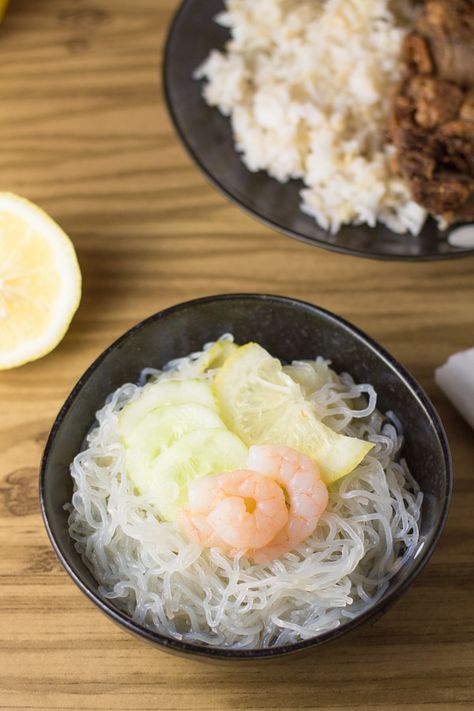 Ebi Sunomono is a Japanese dish consisting of shrimps (ebi) and thinly sliced cucumbers marinated in rice vinegar (su) for several hours. Sunomono Recipe, Japanese Salad Recipes, Japanese Shrimp, Sunomono Salad, Japanese Salad, Orzo Salad Recipes, Most Delicious Food, Orzo Salad, Salad Wraps