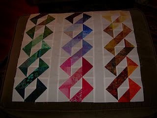 Another HST idea: DNA quilt. Would really look great in brights on black ... hmmm .... :-) Large Squares Quilt Pattern, Colchas Quilting, Quilt Modernen, Half Square Triangle Quilts, Rainbow Quilt, Quilt Border, Half Square Triangle, Triangle Quilt, Half Square Triangles