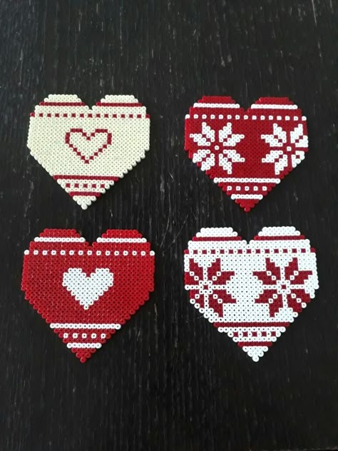 Pyssla Ideas Christmas, Hama Christmas Pattern, Christmas Hama Beads, Hama Beads Christmas, Christmas Perler Beads, Hamma Beads Ideas, Melty Bead Patterns, Pearl Beads Pattern, Easy Perler Beads Ideas