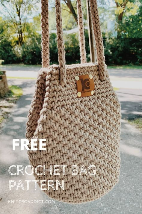 Easy crochet bag pattern and video tutorial, using a single crochet spike stitch. Crochet Hand Bag, Chanel 2015, Crochet Beach Bags, Diy Crochet Bag, Crochet Shoulder Bags, Free Crochet Bag, Shoulder Bags Pattern, Womens Crochet Patterns, Bag Tutorials