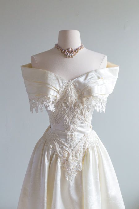 Off The Shoulder Wedding Dress, Shoulder Wedding Dress, Vintage Clothing Store, Romantic Fashion, Mode Tips, Old Fashion Dresses, Fantasy Dresses, Dream Wedding Ideas Dresses, Fairytale Dress