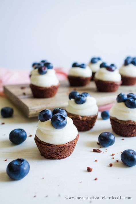 Mini Blueberry Brownie Bites ... the perfect little dessert recipe! | mynameissnickerdoodle.com Brownies Bites, Cheese Brownies, Mini Brownies, Cream Cheese Brownies, Dessert Treats, Blondies Bars, Lime Cheesecake, Berry Dessert, Blueberry Cream Cheese