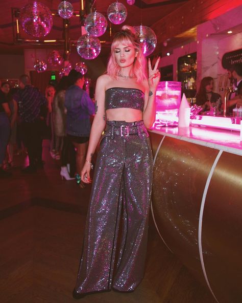 ASH LEVI // atleeeey on Instagram: “i dressed up like a disco ball for the @benefitcosmetics x @quayaustralia event the other night! ⚡️ i had so much fun with everyone i just…” Euphoria Outfits Party, Mode Disco, Euphoria Party, 90s Fashion Outfits Hip Hop Party, Disco Glam, Disco Fashion, Disco Theme, Silvester Party, Garden Party Dress