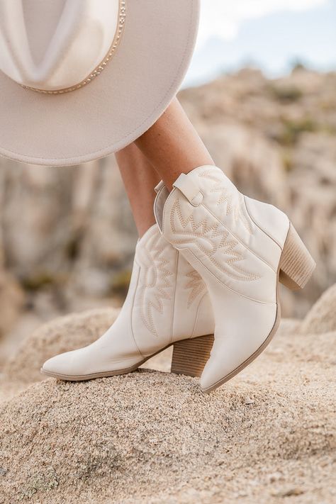 Ankle white boots outfit