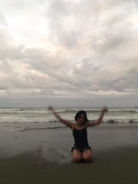 Cloudy Day Instagram Pictures, Rainy Day Beach Pictures, Cloudy Beach Pictures, Cloudy Beach Photoshoot, Rainy Beach Aesthetic, Gloomy Photoshoot, Cloudy Beach, Beach Rain, Gloomy Weather