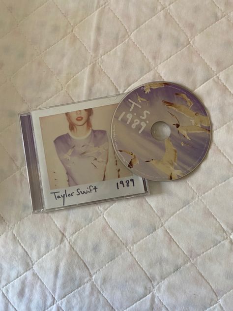 Gilmore Girls Music, Cds Aesthetic, Taylor Swift Cd, 1989 Taylor Swift, Taylor Merch, Taylor Core, Cd Aesthetic, Cars Music, Vinyl Cd