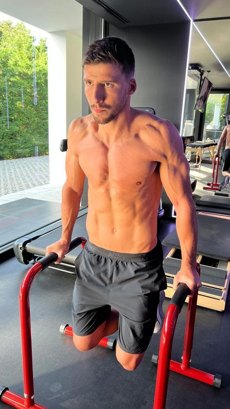 Aaron Taylor Johnson Shirtless, Ruben Dias, He Has A Girlfriend, Cute Football Players, Pro Surfers, Chest Muscles, Speedos, Robert Lewandowski, Muscle Body