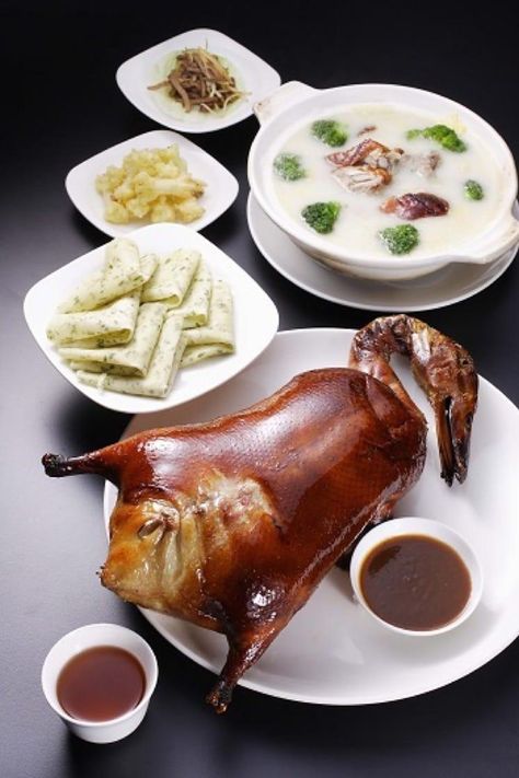 Duck Marinade, Chinese Roast Duck, Smoked Goose, Roasted Duck Recipes, Popular Chinese Dishes, Pekin Duck, Chocolate Bread Pudding, Peking Duck, Recipetin Eats