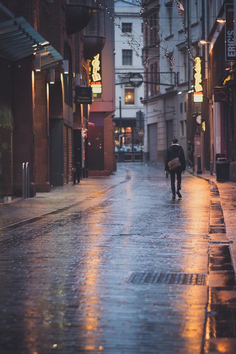 Mathew Street, Liverpool, United Kingdom Raining Day, Street Photography Urban, Streetscape Design, Rainy Street, Liverpool City, Street Painting, Cityscape Photography, Cityscape Painting, Night Painting