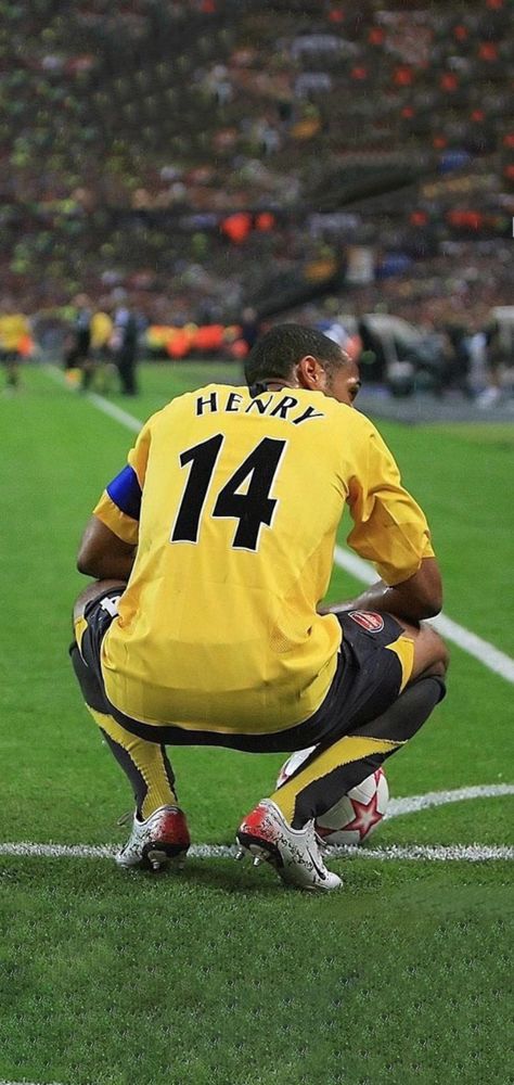 Retro Football Wallpaper, Thierry Henry Wallpaper, Henry Wallpaper, Football Poses, Football Players Photos, Soccer Photography, Thierry Henry, Football Players Images, Football Photography