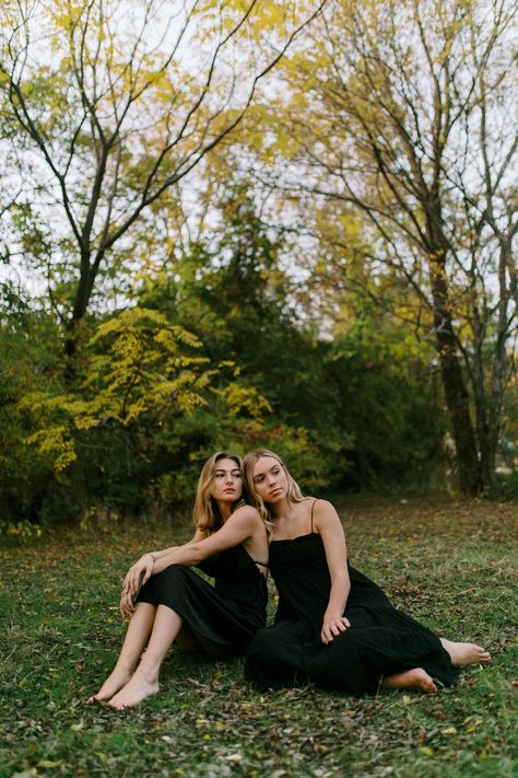 Sibling Senior Picture Ideas, Sister Photoshoot Ideas, Jess Keogh, Alex French, Friend Senior Pictures, Urban Portraits, Mommy And Me Photo Shoot, Sisters Photoshoot Poses, Friendship Photography