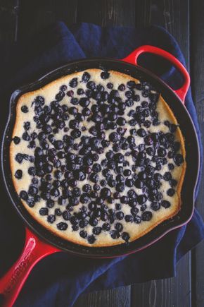 5 ingredient blueberry skillet dump cake recipe from @sweetphi Blueberry Skillet, Red Pan, Cinnamon Monkey Bread, Homemade Naan Bread, Banana Bread Loaf, Skillet Cake, Iron Skillet Recipes, Peanut Recipes, Cast Iron Skillet Recipes