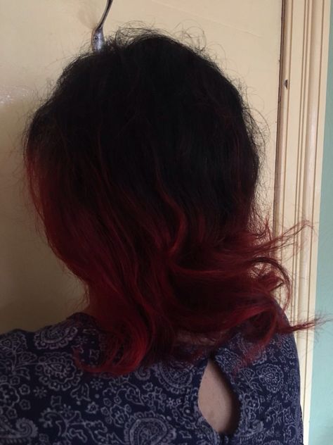 Ombré red look short black hair. Black Fade To Red Hair, Black And Red Hair Ombre, Black Hair Red Ombre, Black Hair With Red Ends, Black And Red Ombre Hair, Black Hair Red Tips, Black Roots Red Hair, Black Hair Fade, Red Hair Tips