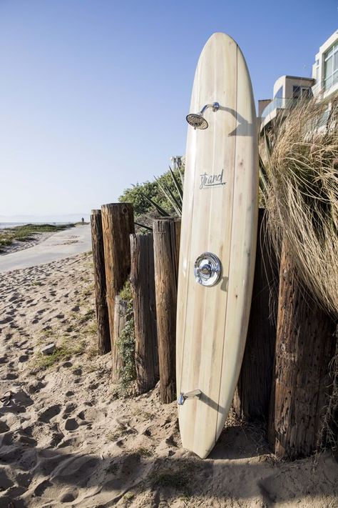 Outdoor Shower With Surfboard, Surfboard Outdoor Shower Ideas, Sand Backyard, Outdoor Shower Beach, Outside Showers, Garden Shower, Beach Shower, Surf Decor, Surfboard Art