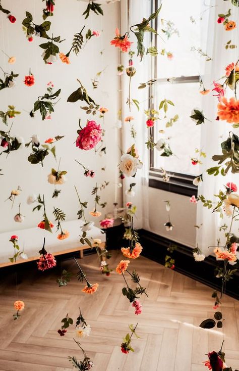 Diy Flower Wall, Flower Backdrop Wedding, Wedding Ceremony Ideas, Decoration Restaurant, Wedding Party Table, Diy Backdrop, Trendy Flowers, Ceremony Flowers, Hanging Flowers