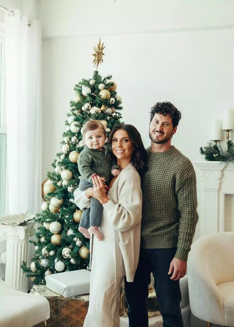 Christmas Pictures Outfits Family, Fancy Christmas Family Photos, Christmas Family Portraits Outfits, Family Of Four Christmas Photos, Fancy Family Christmas Pictures, Family Of 3 Christmas Photos, Family Santa Pictures Outfits, Family Photo Christmas Outfits, Xmas Family Photo Outfits