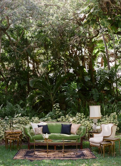 This Moody Secret Garden Wedding Inspiration from Gianny Campos features a green, gold and black color palette. Outdoor Wedding Furniture, Wedding Ethereal, Wedding Reception Cocktail Hour, Wedding Lounge Area, Villa Woodbine, Wedding Lounge, Secret Garden Wedding, Wedding Furniture, Garden Wedding Inspiration