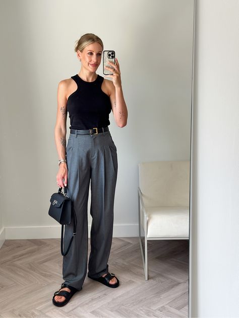 Tailored Trousers Outfit, Pleated Trousers Outfit, Charlotte Buttrick, Pleated Pants Outfit, Wide Leg Trousers Outfit, Dress Pants Outfits, Meeting Outfit, Trousers Outfit, Trouser Outfit