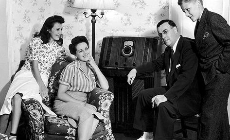 Families sitting around the radio. Must have sparked many a imagination. 40s Music, 1940s Music, Golden Age Of Radio, Greatest Generation, Radio Vintage, Vintage Radios, Large Crowd, Antique Radio, Domestic Goddess