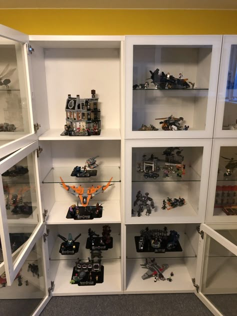 Lego Set Display Ideas, Lego Set Organization, Lego Display Shelves, Lego Set Display, Lego Display Shelf, Lego Shelf, Lego Room Ideas, Lego Display Case, Lego Display Ideas