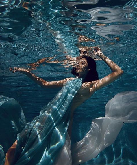 Cool Water Photography, Underwater Graduation Pictures, Standing In Water, Water Dance, Underwater Model, Underwater Photoshoot, Photography Underwater, Water Photoshoot, Underwater Portrait