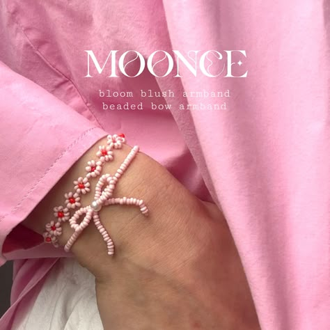 hoe cute is deze combinatie? 🎀🌸💗 | #moonce #jewelrybusiness #beadedjewelry #handmadejewelry #springfashion Bracelet Ideas Beads, Cute Beaded Bracelets, Jewelry Packaging Diy, Coquette Diy, Glass Bead Crafts, Jewellery Photography Inspiration, Beaded Designs, Beads Accessories, Pearl Jewels