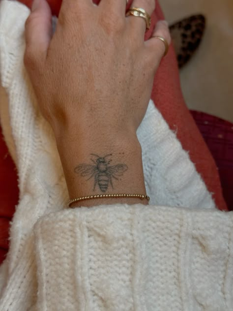 Bee Placement Tattoo, Simple Bee Drawing Tattoo Ideas, Small Behind The Neck Tattoos, Bee On Wrist Tattoo, Childhood Memories Tattoo Ideas, Homey Bee Tattoo, Bumble Bee Hand Tattoo, Big Bee Tattoo, Red Bee Tattoo