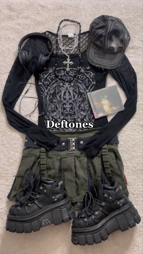 00s Punk Fashion, Yk2 Emo Outfits, Emo Vs Prep, Emo Y2k Grunge Outfits, Y2k Grunge Dress, Cute Outfits Y2k Grunge, Deftones Style Outfits, Punk Y2k Outfits, Punk Fashion Summer