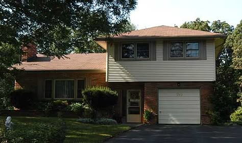 Suburban -Side Split or Back Split was a popular style of suburban home beginning in the late 1950's. 2000s Suburban Home, Suburban Apartment Building, 70s Suburban House, 90s Suburban House, 1950s House Exterior, Rundown House, Split House, Suburban Houses, Split Level House Plans