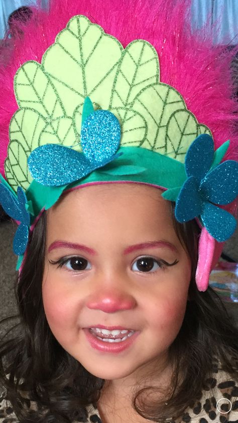 Princess Poppy toddler makeup! We used various E.L.F., CoverGirl, and wet n' wild products to complete the look Poppy Trolls Makeup, Poppy Makeup Trolls, Trolls Face Paint, Trolls Makeup, Poppy Makeup, Princess Poppy Cake, Diy Trolls Birthday Party, Troll Party Theme, Toddler Makeup