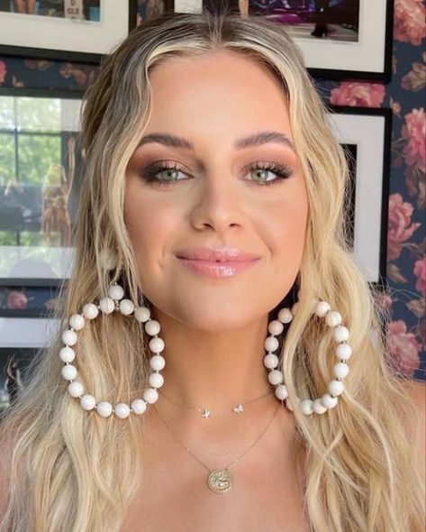 Kelsey Ballerini, Kelsea Ballerini, Work Fashion, Celebrities Female, Bridal Makeup, Country Music, Diamond Earrings, Makeup Looks, Hair Makeup