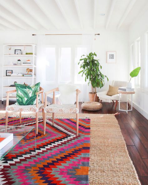 This Simple Rug Styling Tip Makes Any Room Look Elevated—Instantly Extra Large Rug Living Room, Layered Rugs Living Room Boho, California Surf Shack, Double Rug, Rug Layering, Nice Rooms, House Vibes, House Deco, Vintage Chair