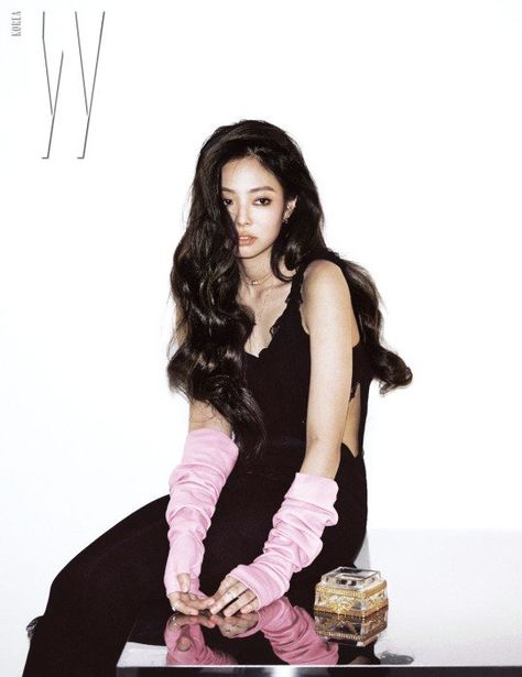 'W Korea' unveils Black Pink Jennie's full cover pictorial in collaboration with 'Chanel' fine jewelry | allkpop Black Hair Korean, Jennie Chanel, Pink Gloves, W Korea, Jennie Kim Blackpink, Kim Jisoo, Blackpink Photos, Blackpink Fashion, Lalisa Manoban