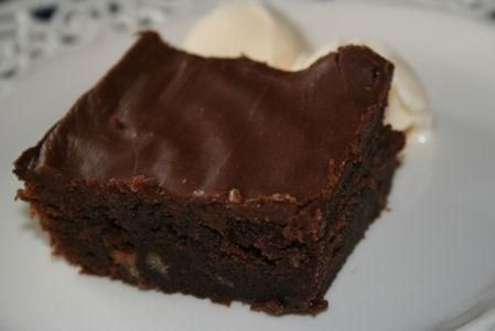 Hershey's Syrup Brownies- recipe exactly like the one in my recipe file from 1975. WOW! Hershey Syrup Brownies, Hersheys Syrup Brownie Recipe, Chocolate Syrup Brownies, Honey Garlic Ribs, Hershey Syrup, Delicious Brownies, Best Brownies, Brownies Recipe, Brownie Bar