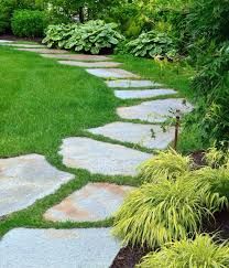 18 Amazing Stepping Stone Ideas for your Garden Stepping Stone Pathway, England Garden, Stepping Stone Walkways, New England Garden, Garden Pavers, Patio Design Ideas, Backyard Walkway, Bluestone Patio, Garden Stepping Stones