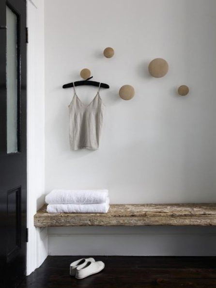 Vstupná Hala, Vibeke Design, Hal Decor, Wooden Knobs, Rustic Bathrooms, Cool Ideas, Wood Bench, Bathroom Inspiration, 인테리어 디자인