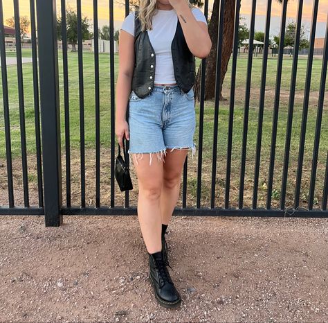 Vest And Jean Shorts Outfit, Outfits With Leather Vest, Leather Vest Outfit Aesthetic, Leather Waistcoat Outfit Woman, Vest Outfits Summer, Black Leather Vest Outfit, Leather Vest Outfits For Women, Vest And Shorts Outfit, Black Vest Outfits