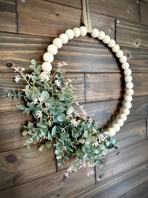 Bead Hoop Wreath, Contemporary Wreaths For Front Door, Wooden Bead Wreath Ideas, Wooden Ball Wreath, Bathroom Wreath, Hoop Wreath Diy, Wooden Bead Wreath, Bead Wreaths, Modern Farmhouse Wreath