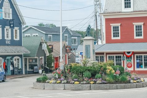 25 Best Beach Towns In New England For Your Next Vacation (2024) - New England Wanderlust Salem Trip, Vacation 2024, Plum Island, Old Orchard Beach, Beach Towns, New England Fall, Old Orchard, Beach Getaways, Destin Beach