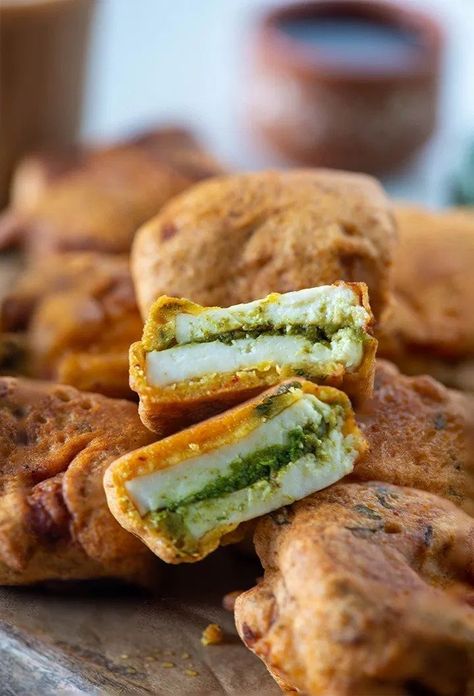 Paneer Pakora Recipe, Paneer Pakoda Recipe, Paneer Pakoda, Paneer Pakora, Restaurant Fine Dining, Green Chutney Recipe, Yummy Appetizers Parties, Pakoda Recipe, Stuffed Potato