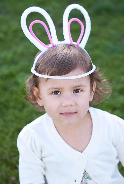 DIY: pipe cleaner easter bunny ears . Diy Bunny Ears, Craft Pipe Cleaner, Diy Bunny, Easter Entertaining, Easter Bunny Ears, Kids Easter Basket, Girl Scout Crafts, Diy Pipe, Pipe Cleaner Crafts